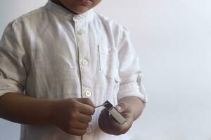 5-6 años antiguo chico jugando con fuego. medio oriental niño explorador fuego. primero intentos de un niño a jugar con partido palos foto