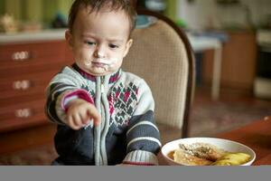 un pequeño enojado bebé chico foto