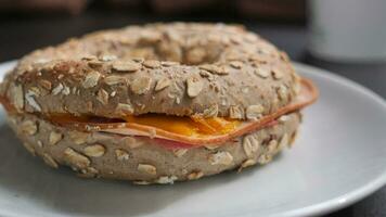 en bonne santé entier repas fromage sandwich avec des légumes video