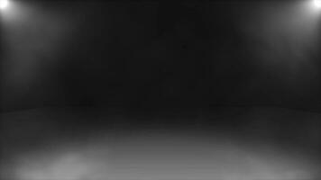 gris fumée dans lent mouvement, blanc et noir optique lumière des rayons avec fumée foncé Contexte video