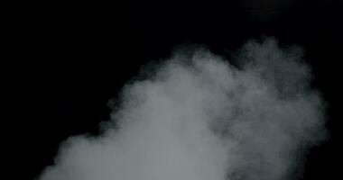 realista atmosférico névoa neblina fumaça filmado com vermelho Câmera dentro 4k. video
