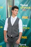 Taylor Lautner arriving at the Teen Choice Awards 2009 at Gibson Ampitheater at Universal Studios Los Angeles CA on August 9 2009 photo