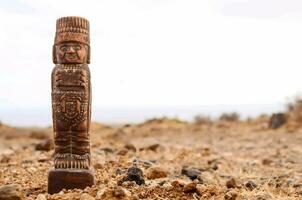 un de madera estatua de un hombre en pie en el Desierto foto
