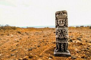 un estatua de un persona en pie en el medio de un Desierto foto