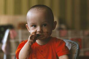 niño comiendo chocolate foto