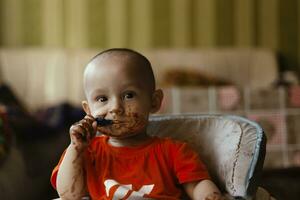 niño comiendo chocolate foto