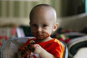 niño comiendo chocolate foto