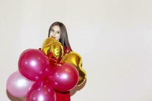 joven y hermosa niña sostiene aire globos san valentin día, cumpleaños, De las mujeres día, aniversario, fiesta celebracion concepto foto