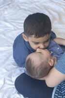 contento infancia concepto. contento hermanos retrato. 6 6 años y 6 6 meses antiguo Niños teniendo divertida. dos pequeño niños sonriente teniendo bueno tiempo. linda pequeño hermanos acostado y jugando juntos foto