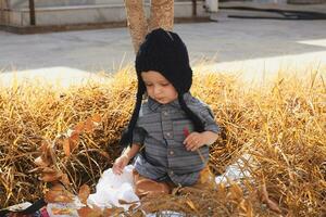 retrato de 2-3 años antiguo niño en otoño jardín foto