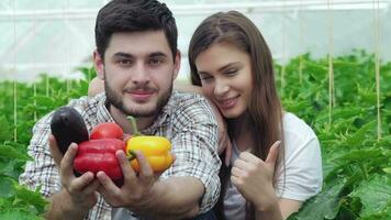 Kerl zeigt an gesund Gemüse und das Mädchen Daumen oben video