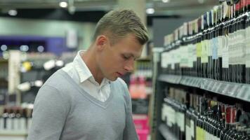 Mann lächelnd während Einkaufen zum Wein video