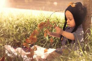 retrato de 2-3 años antiguo niño en otoño jardín foto