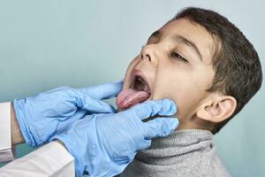 médico examinando preescolar niño foto