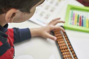 un colegial hacer mental matemáticas foto