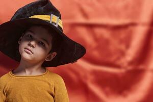 un joven niño vistiendo bruja sombrero foto