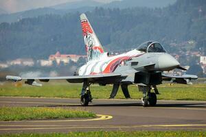 austriaco aire fuerza euroluchador tifón. militar combatiente chorro avión a aire base. vuelo operación. aviación y aeronave. aire defensa. mosca y volador. foto