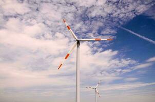 turbinas de viento en el cielo foto