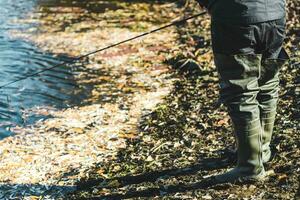 caucho alto botas a el pescador para pesca. foto