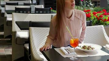 mujer con cóctel a el terraza de café video