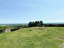 Cheshire en el Reino Unido en mayo 2023. un ver de Beeston castillo en un soleado día foto