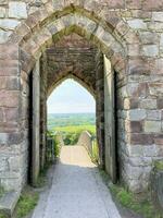 Cheshire en el Reino Unido en mayo 2023. un ver de Beeston castillo en un soleado día foto