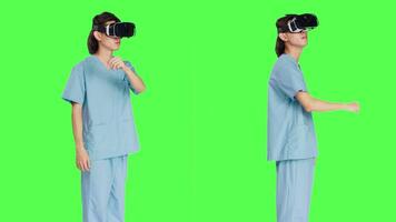 in werking met Geavanceerd interactief 3d koptelefoon, verpleging personeel toepassingen virtueel realiteit stofbril tegen groene scherm achtergrond. kunstmatig intelligentie- gebruikt door medisch gezondheidszorg professionelen. video