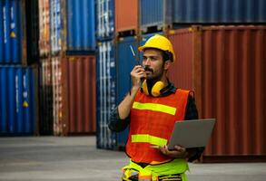 industrial trabajador es controlador envase cargando en importación y exportación negocio. foto