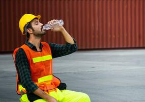 industrial trabajadores son Bebiendo agua en envase yardas foto