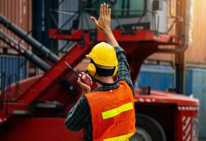 industrial trabajador es controlador envase cargando en importación y exportación negocio. foto