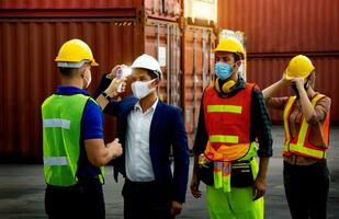 Check body temperature Before working in the warehouse photo