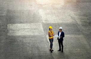 mujer industrial trabajadores y ingeniero son que se discute el trabajo planificación foto