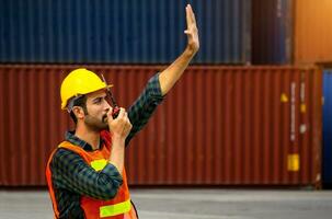 industrial trabajador es controlador envase cargando en importación y exportación negocio. foto