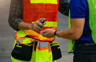 trabajadores lavar su manos con alcohol gel antes de entrando el lugar de trabajo. foto