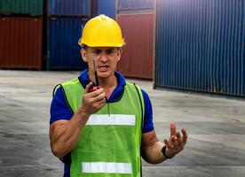 industrial trabajador es controlador envase cargando en importación y exportación negocio. foto