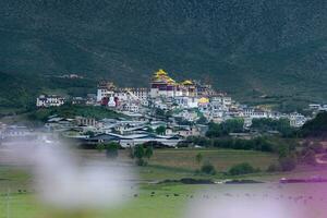 canciónzanlin monasterio es el mas grande tibetano budista monasterio en yunnan provincia en Shangri-la, yunnan, porcelana. foto