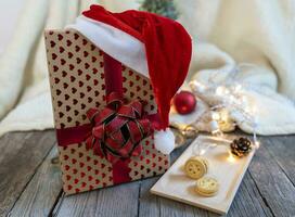 Navidad decoración luces y Tres galletas en de madera mesa foto