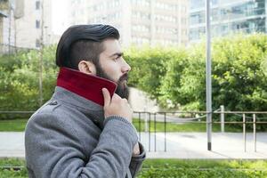 Retrato del joven empresario hipsters alrededor de una ciudad moderna foto