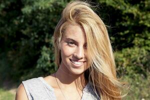 retrato de sonriente hermosa joven mujer al aire libre en vacaciones foto