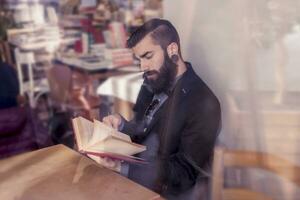 empresario vistazo un libro en un descanso desde trabajo foto