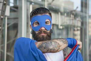 joven hipster superhéroe es proteger el centro de pueblo foto