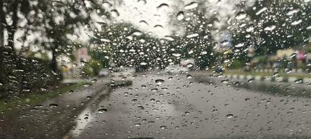 Raindrops stick to the car window photo