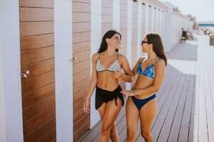 sonriente joven mujer en bikini disfrutando vacaciones en el playa foto