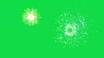 coloré feux d'artifice explosion animation, Feu craquelins coup de gueule effet animation, Nouveau année fête, gagnant célébrer décoration recouvrir effet sur vert écran chrominance clé Contexte video