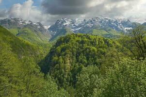 paisaje en centovalli cerca a italiano frontera, ticino cantón, suiza foto