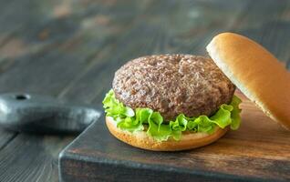 hamburguesa en la tabla de cortar foto