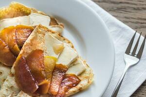 crepes con queso Brie y caramelizado rebanadas de manzana foto