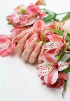 elegante pastel rosado natural manicura. foto