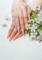 elegante pastel rosado natural manicura. foto