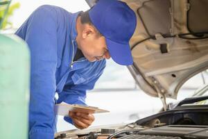 coche aire acondicionamiento reparar, técnico comprobado coche aire acondicionamiento sistema refrigerante recargar, reparador cheque y fijo coche aire acondicionador sistema foto